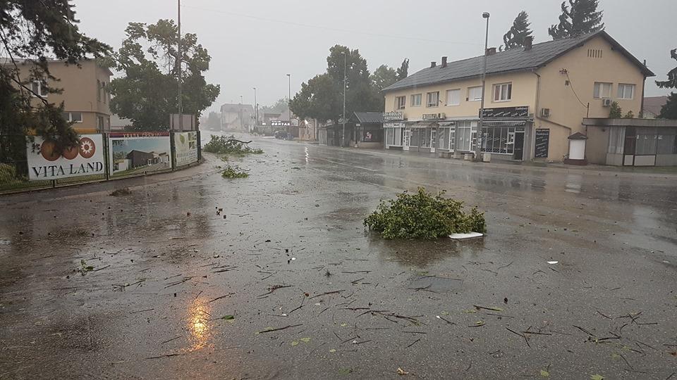 Nevrijeme nastupilo nakon toplog i sparnog dana - Avaz