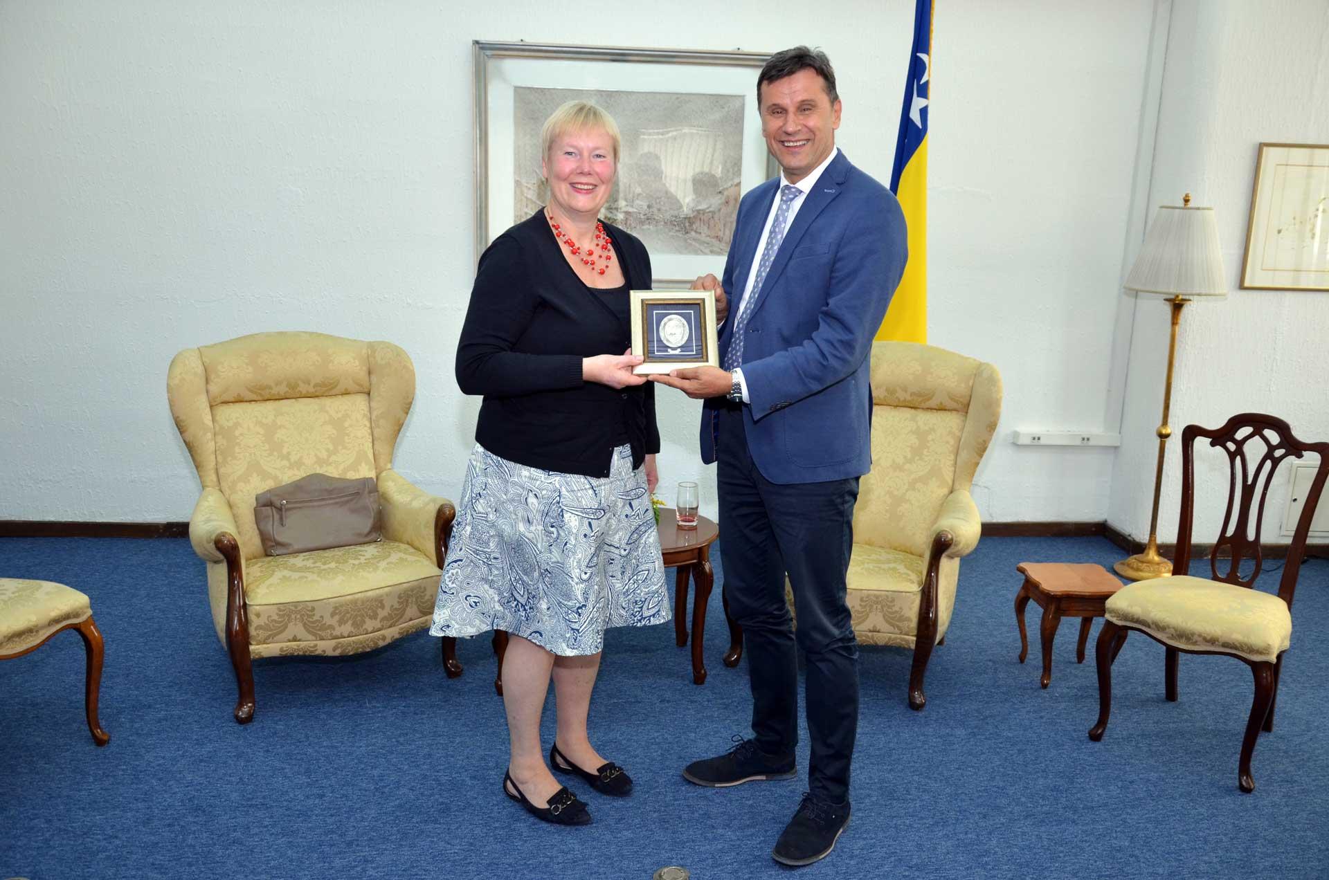 Novalić uručio poklon ambasadorici Hohman - Avaz