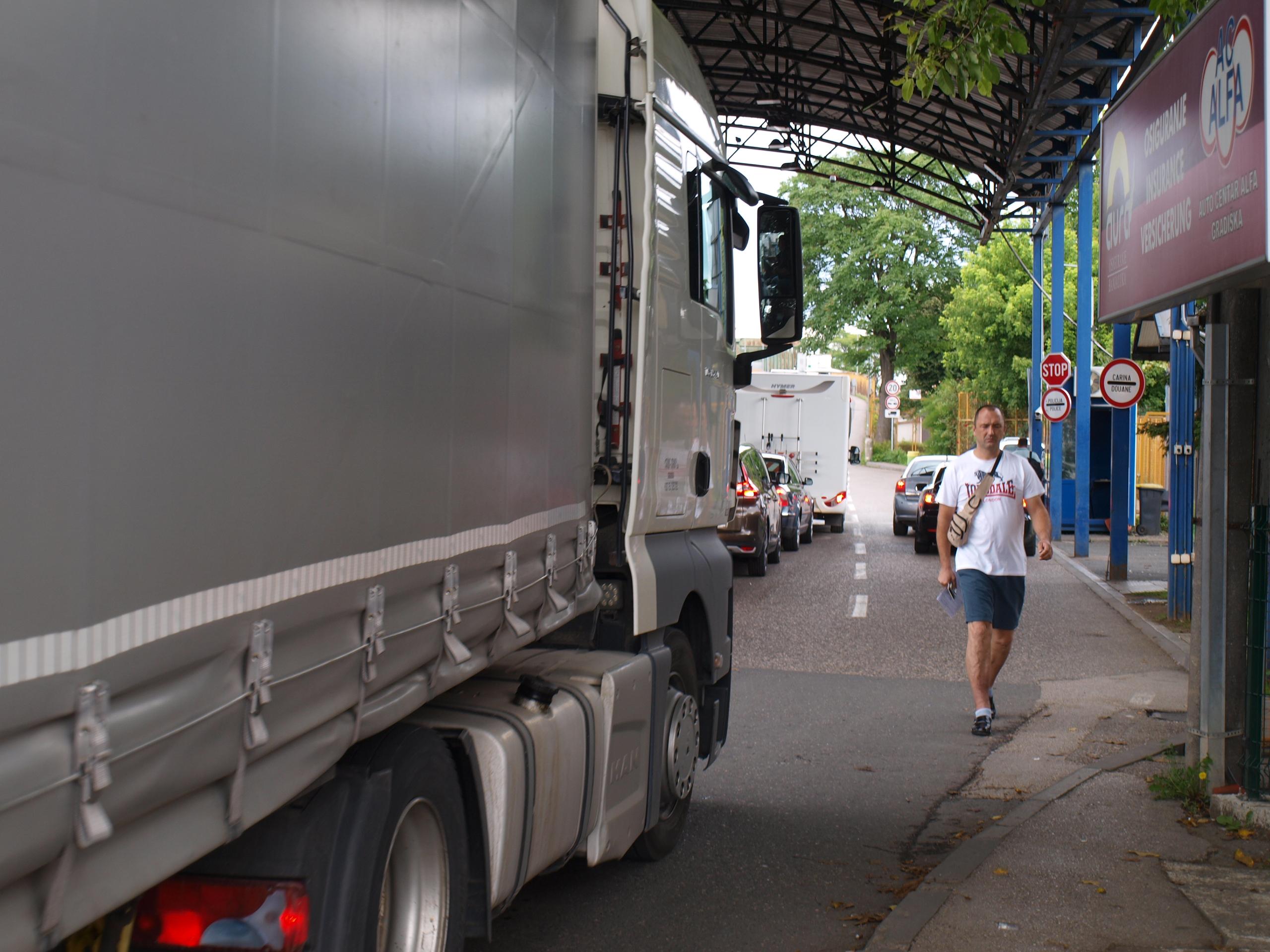 Kolona vozila na graničnom prijelazu u Bosanskoj Gradišci duga oko 300 metara