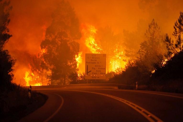 Situaciju otežavaju visoka temperatura i vjetar - Avaz