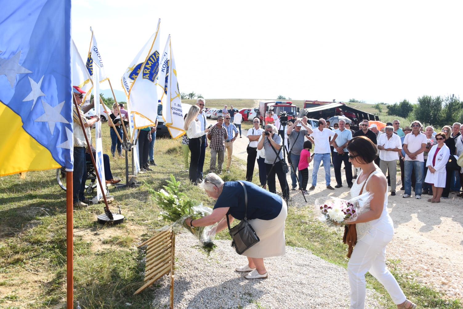 Brojne delegacije i građani na obilježavanju - Avaz