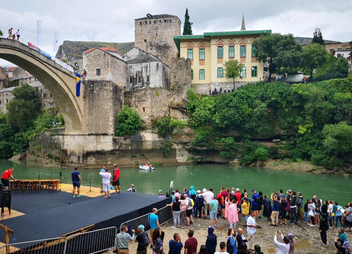 Veliko nevrijeme zahvatilo Mostar, čeka se početak skokova sa Starog mosta