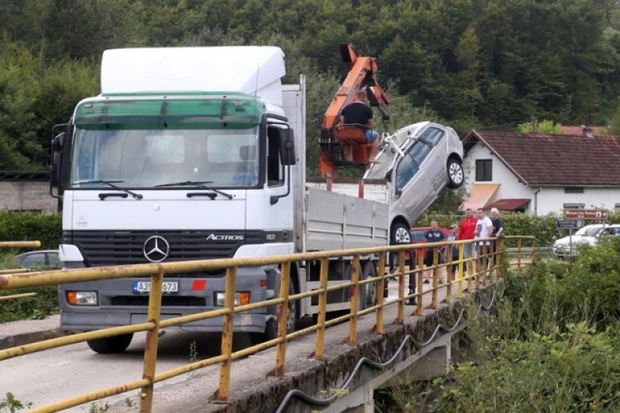 Smrskano vozilo u kojem su bili mladići - Avaz