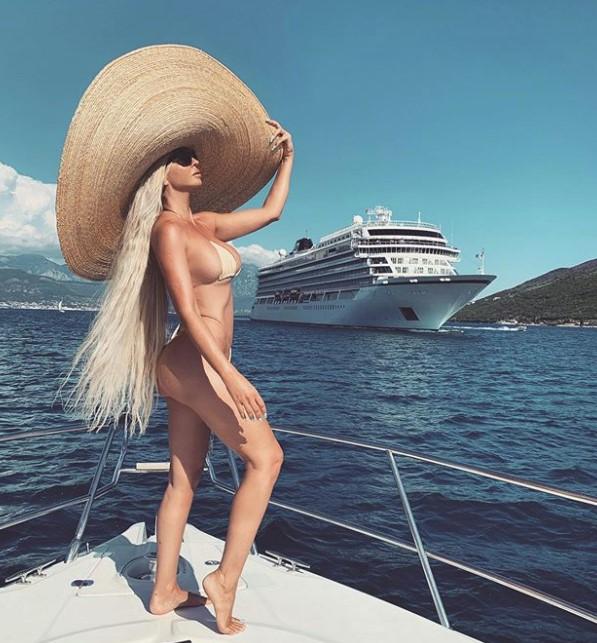 Jelena Karleuša s slamnatim šeširom - Avaz