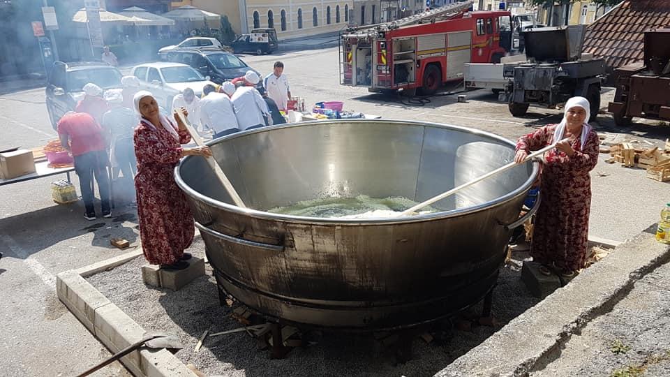 Cazinjani napravili 8.000 porcija “trahane”