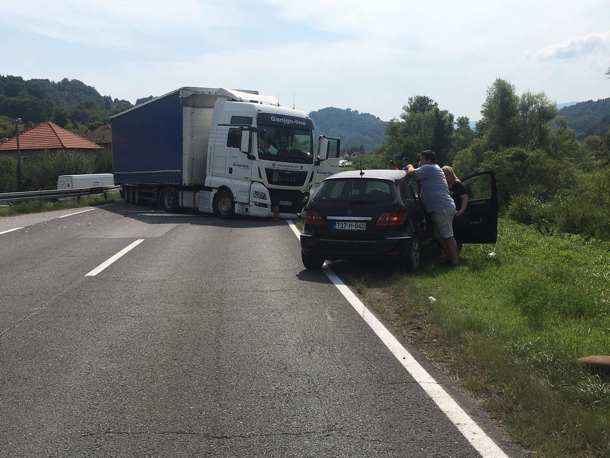 Obustavljen saobraćaj na M-17: Nesreća kod Maglaja, vozač prebačen u zeničku bolnicu