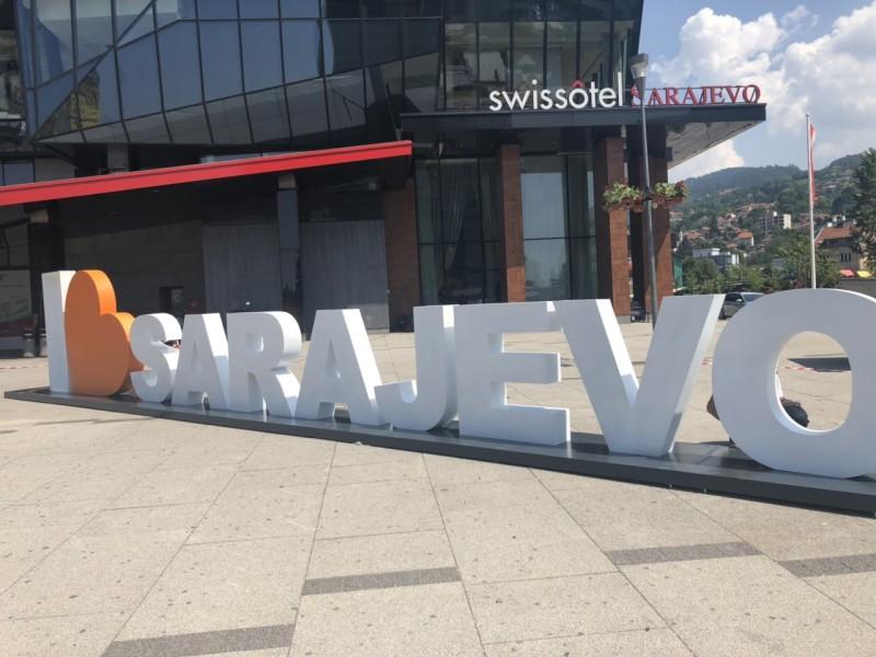 Instalacija "I love Sarajevo" postavljena na platou ispred SCC-a