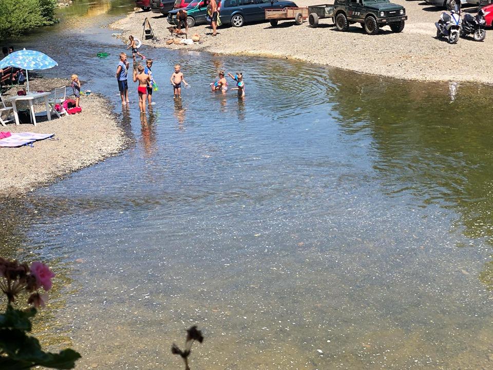 Djeca se rashladjuju u plicacima Turije - Avaz