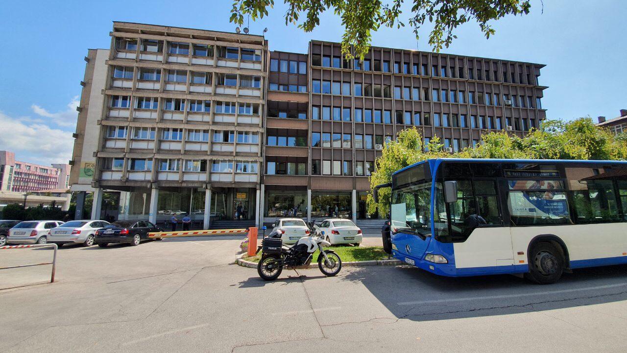 Parkirani autobusi ispred Gradske uprave - Avaz