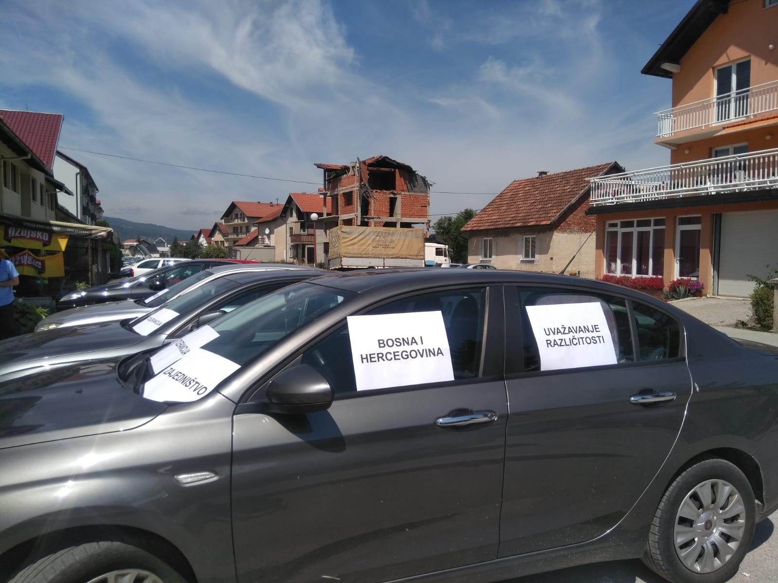 Ovo je Bosna: Na automobilima u Gornjem Vakufu / Uskoplju ponovo osvanuli grafiti!