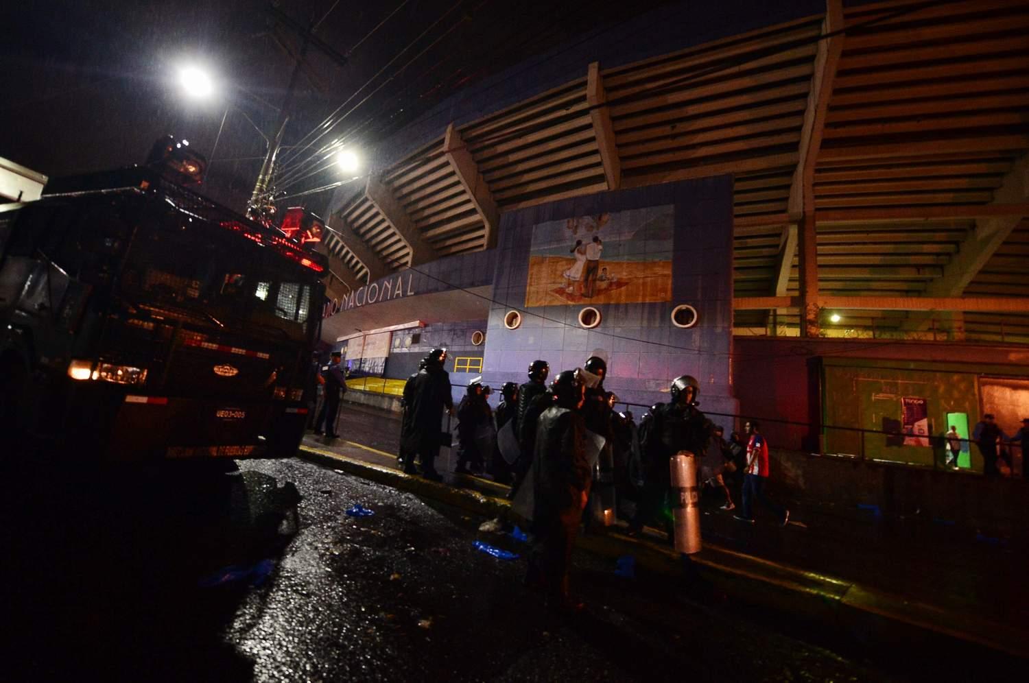 Policija ispred stadiona u Tegusigalpi - Avaz