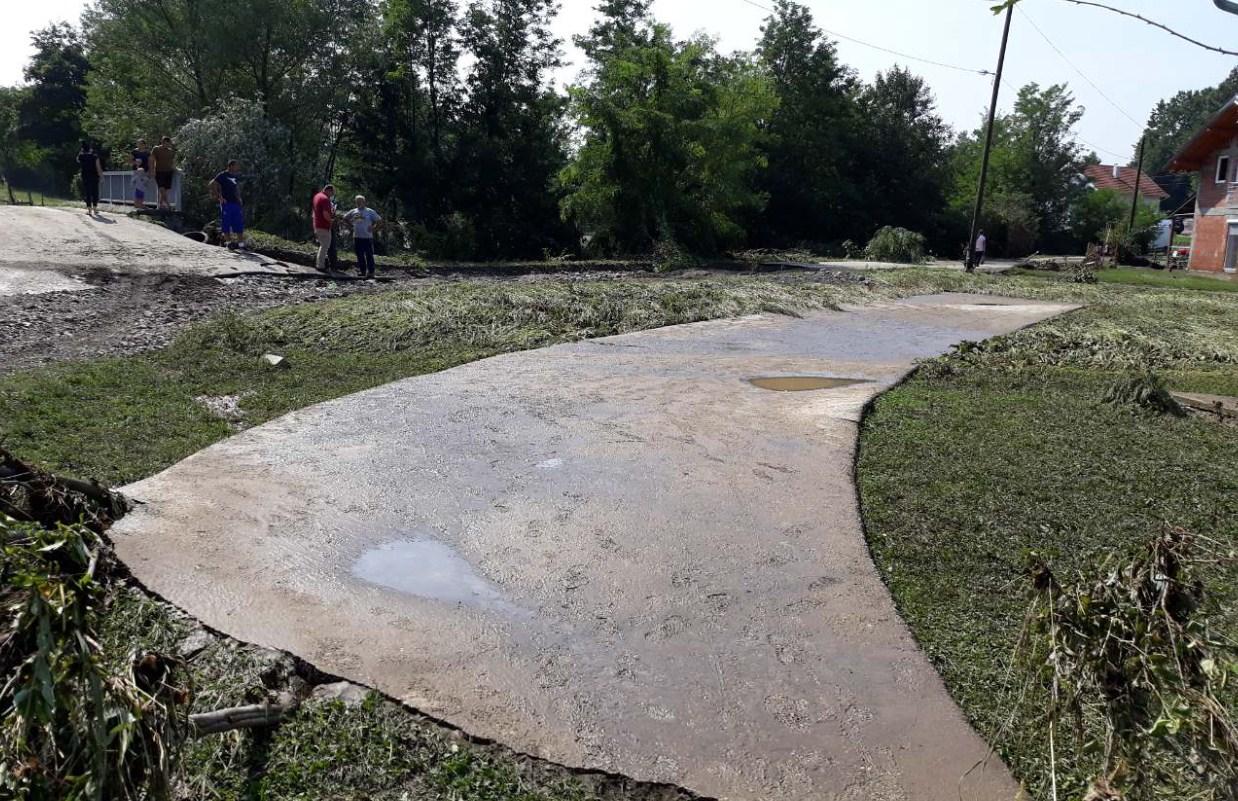 Apokaliptične slike iz Jelaha: Bujica odnijela asfalt, pas ostao svezan u kućarku, nije mu bilo spasa!