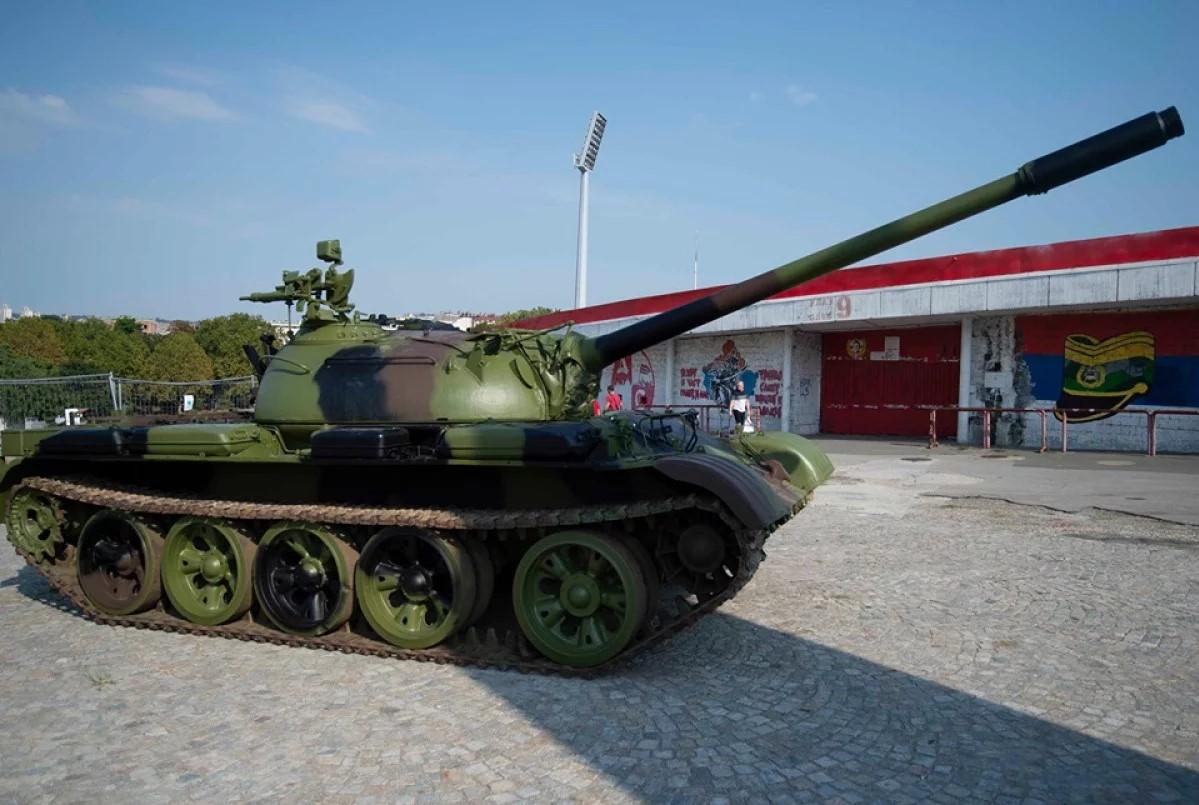 Navijači Crvene zvezde pred stadion dovukli tenk!