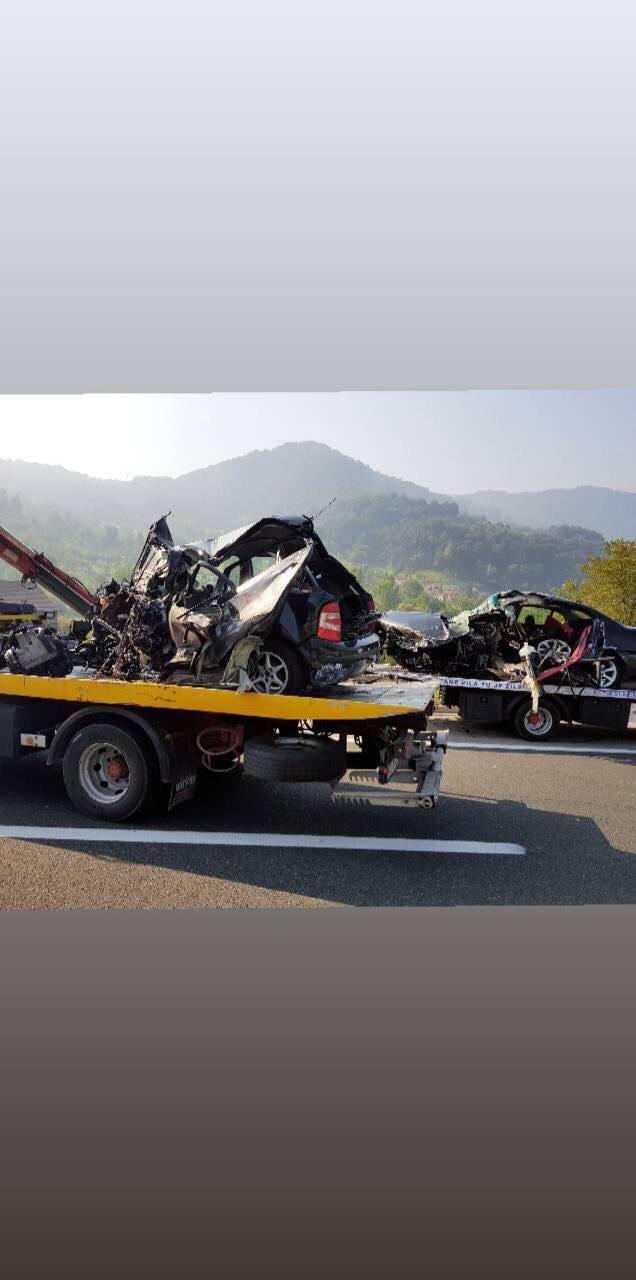 Od siline udara iz oba automobila ispali motori - Avaz