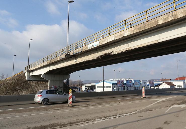 Drama na Zvezdari: Policajci i komunalci spriječili starca da skoči s nadvožnjaka