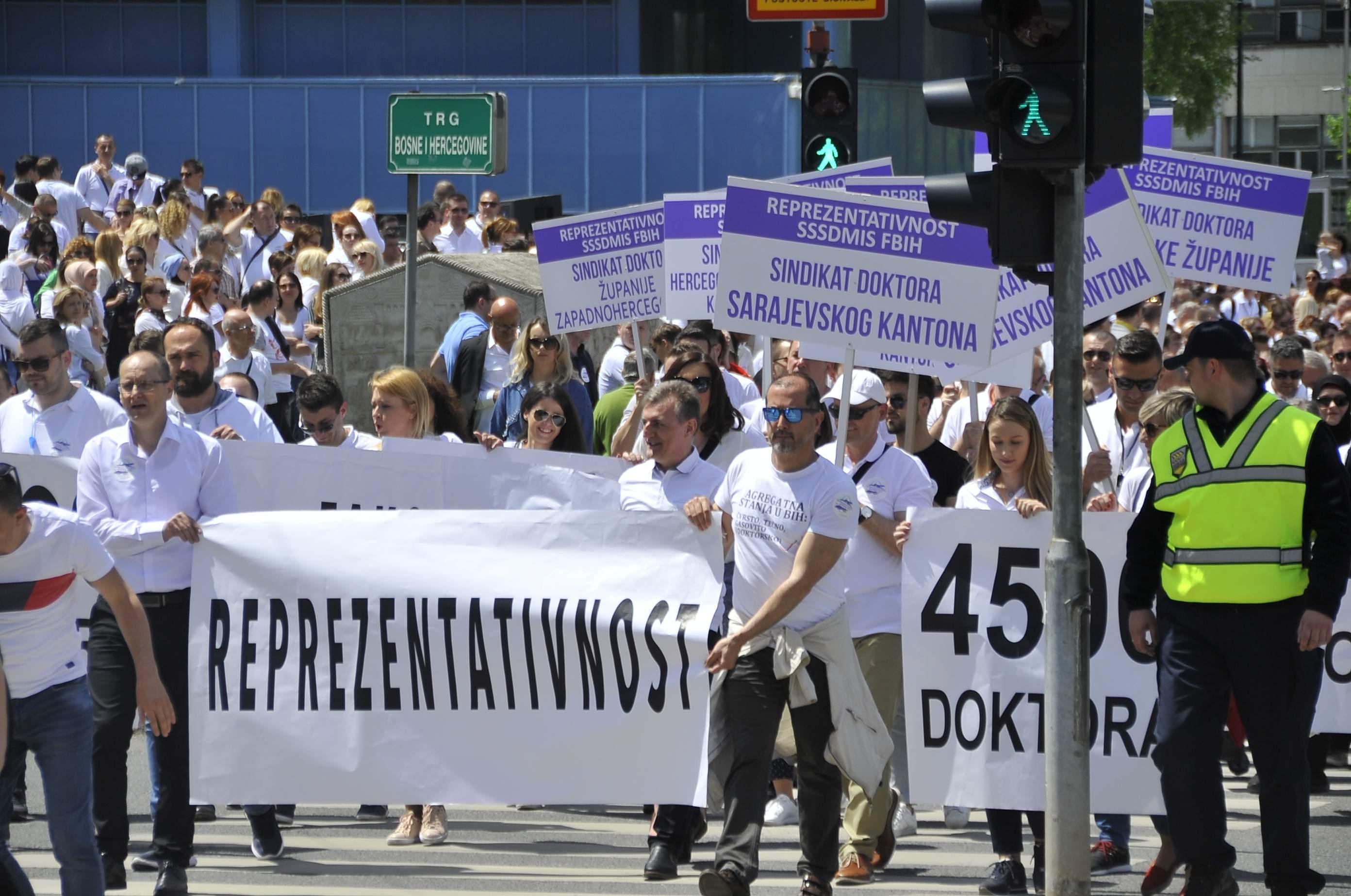 Oko 4.500 doktora i stomatologa u ponedjeljak u štrajku upozorenja