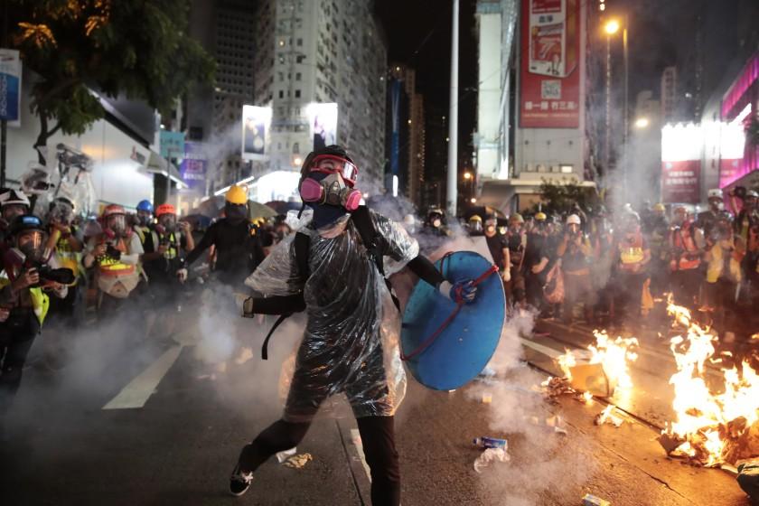 Demonstranti zauzeli tržni centar u Hong Kongu, policija intervenirala