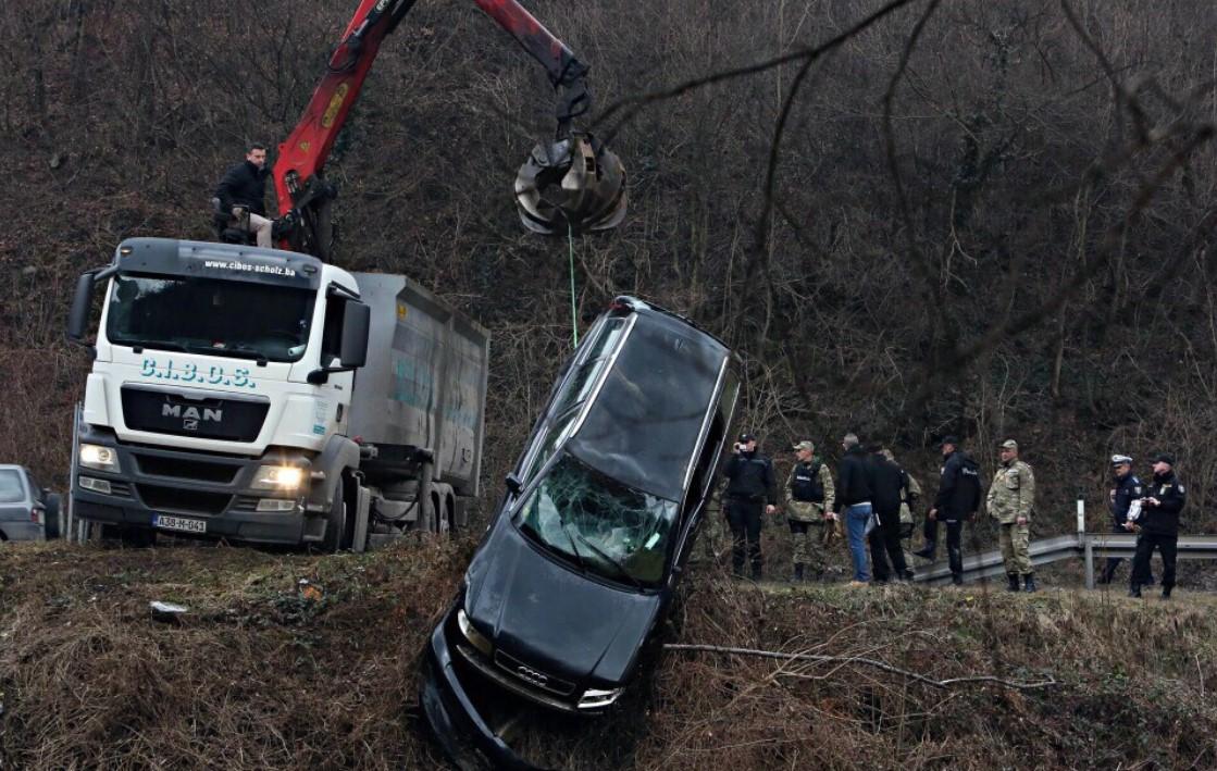 Izvlačenje automobila nakon nesreće - Avaz