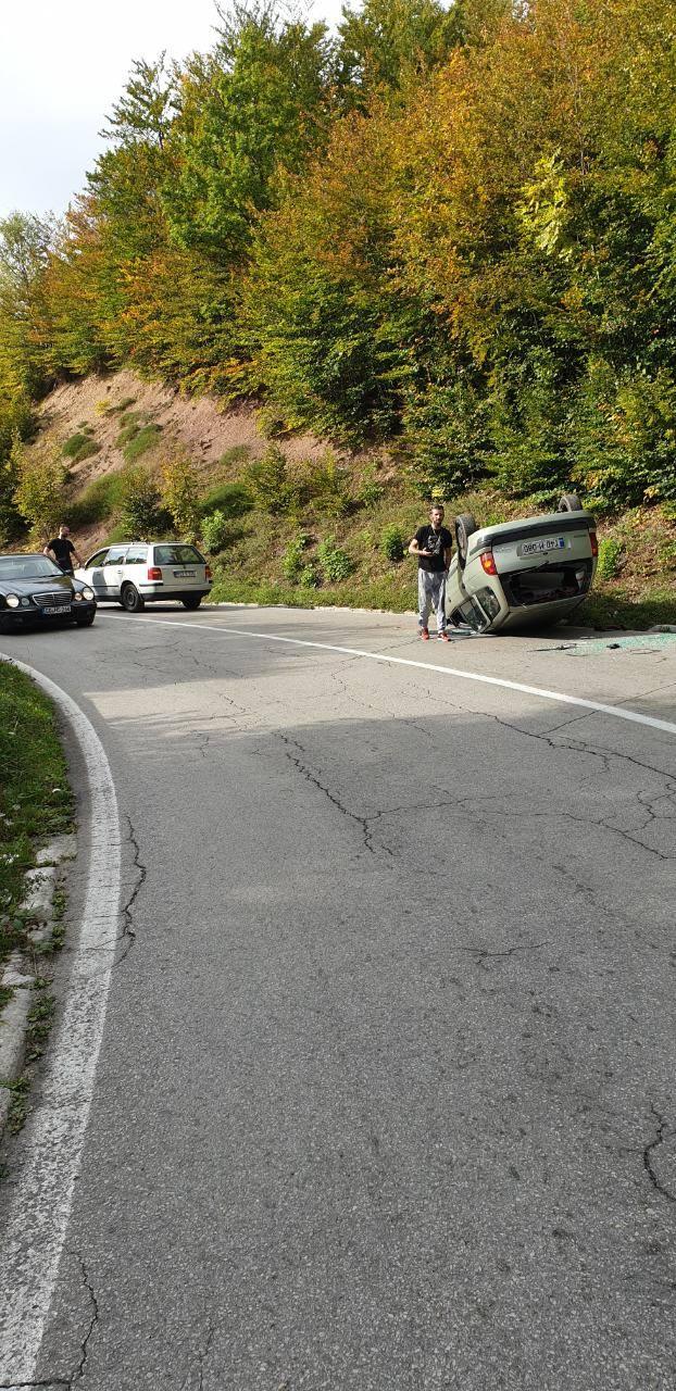 Stravična nesreća na prijevoju Rogoj: Automobil završio na krovu