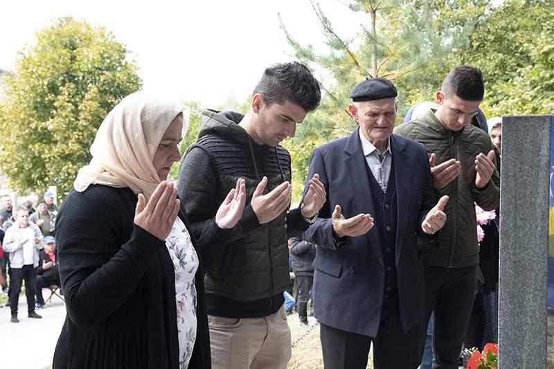 Porodica na spomen-obilježju uči Fatihu - Avaz