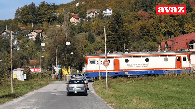 Izbjegnuta tragedija: Voz u posljednji tren zakočio, automobil se vratio s pruge