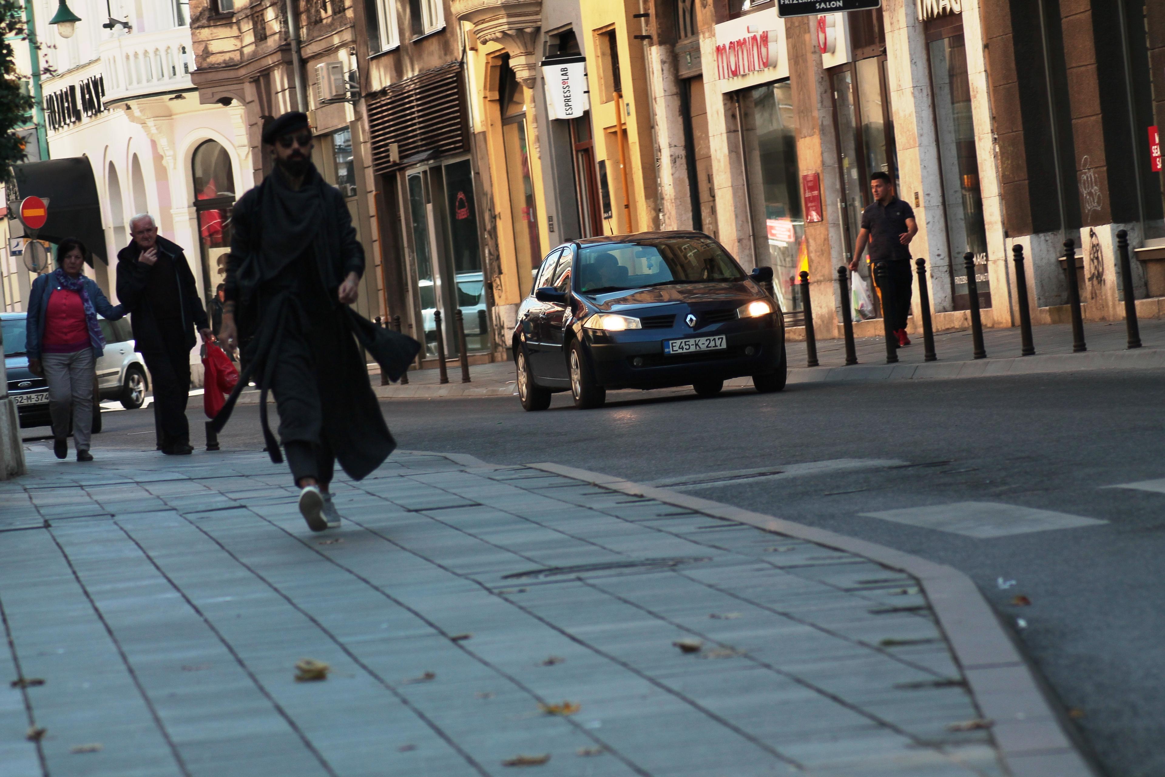 Božo Vrećo u patikama prošetao Sarajevom, nedavno priznao da je pokušao usvojiti dijete