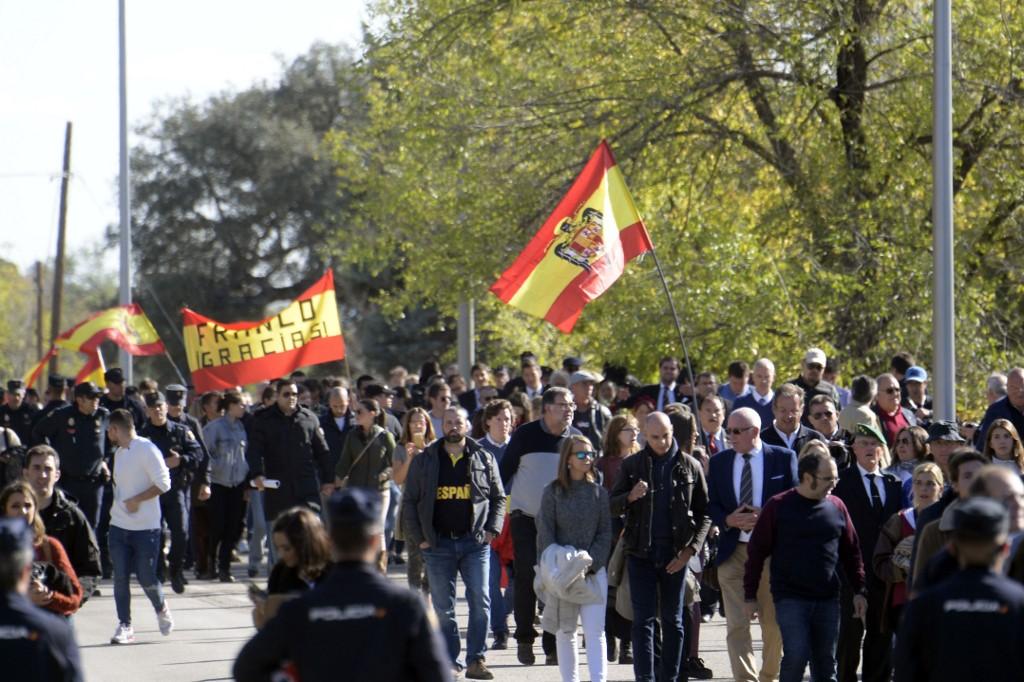 Frankove pristalice se okupile u znak protesta protiv ekshumacije - Avaz