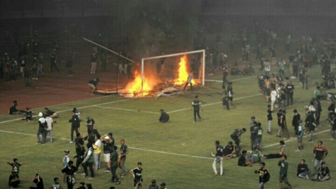 Navijači nakon poraza njihovog tima "dostojanstveno" demolirali vlastiti stadion