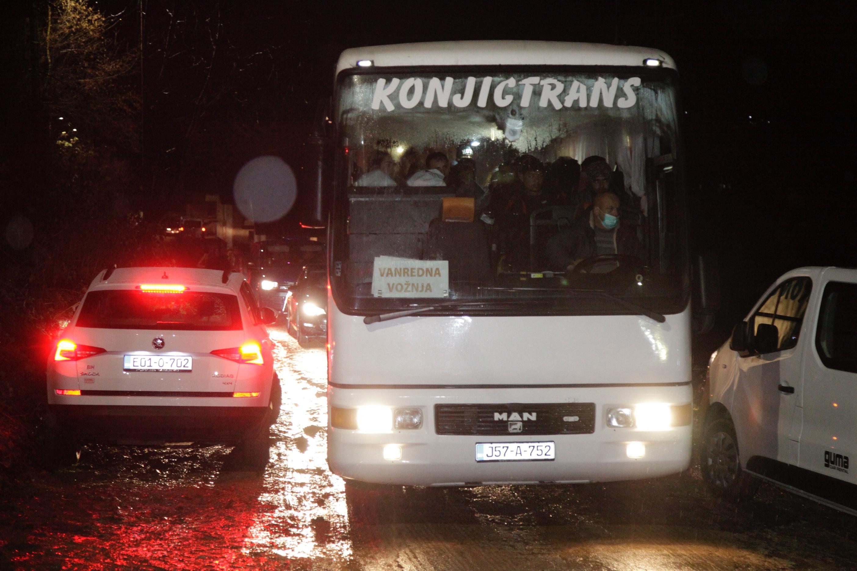 Migranti iz Vučjaka stigli u centar Ušivak u Hadžićima