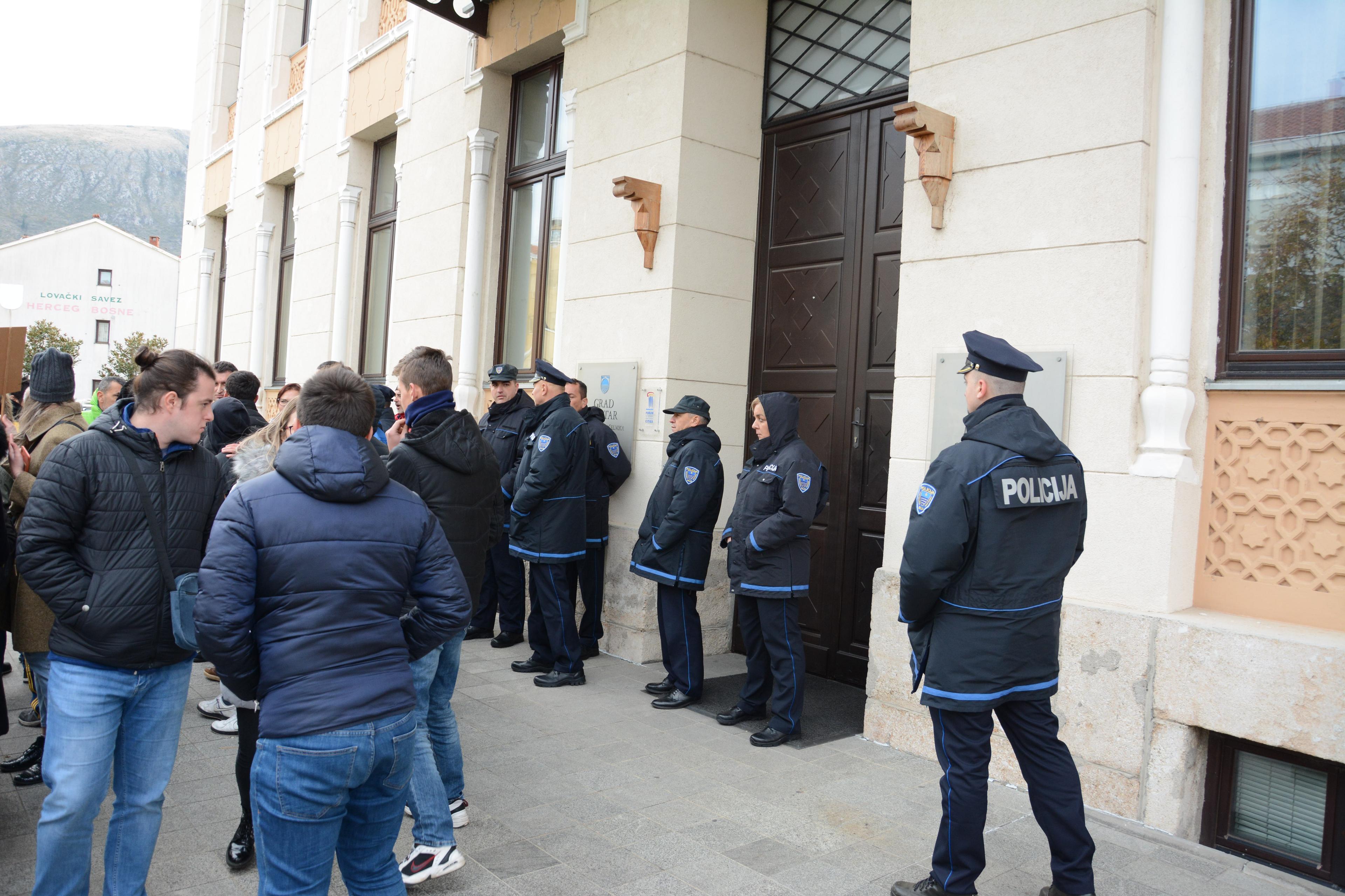 Protesti ispred Gradske vijećnice - Avaz