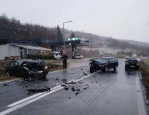 Frontalni sudar dva automobila kod Lašve, na terenu policija i Hitna pomoć, jedna osoba teže povrijeđena