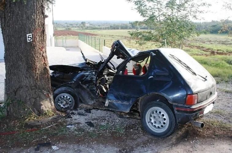 Je li ovo moguće: Preživio direktan udar u stablo, Peugeot smrskan