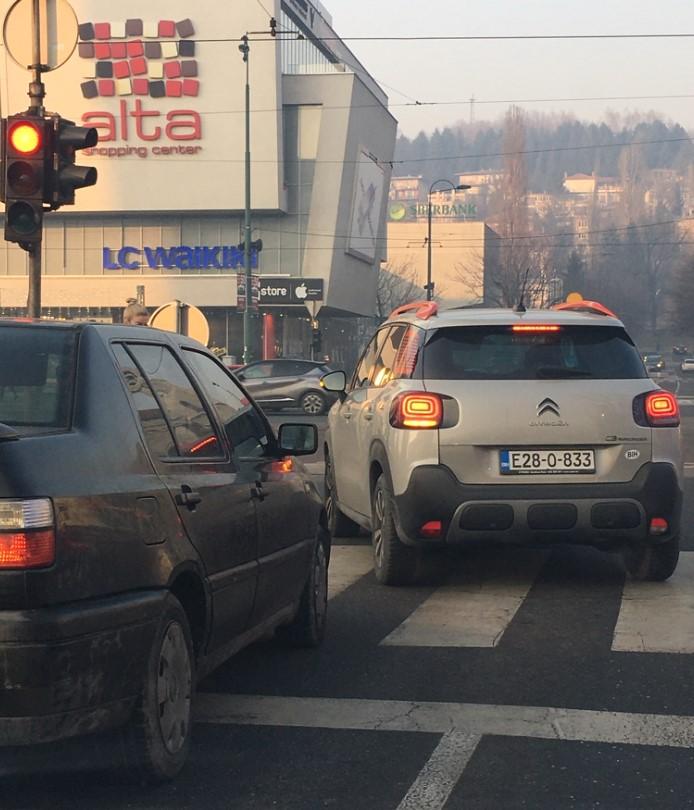 Pričinjena manja materijalna šteta - Avaz