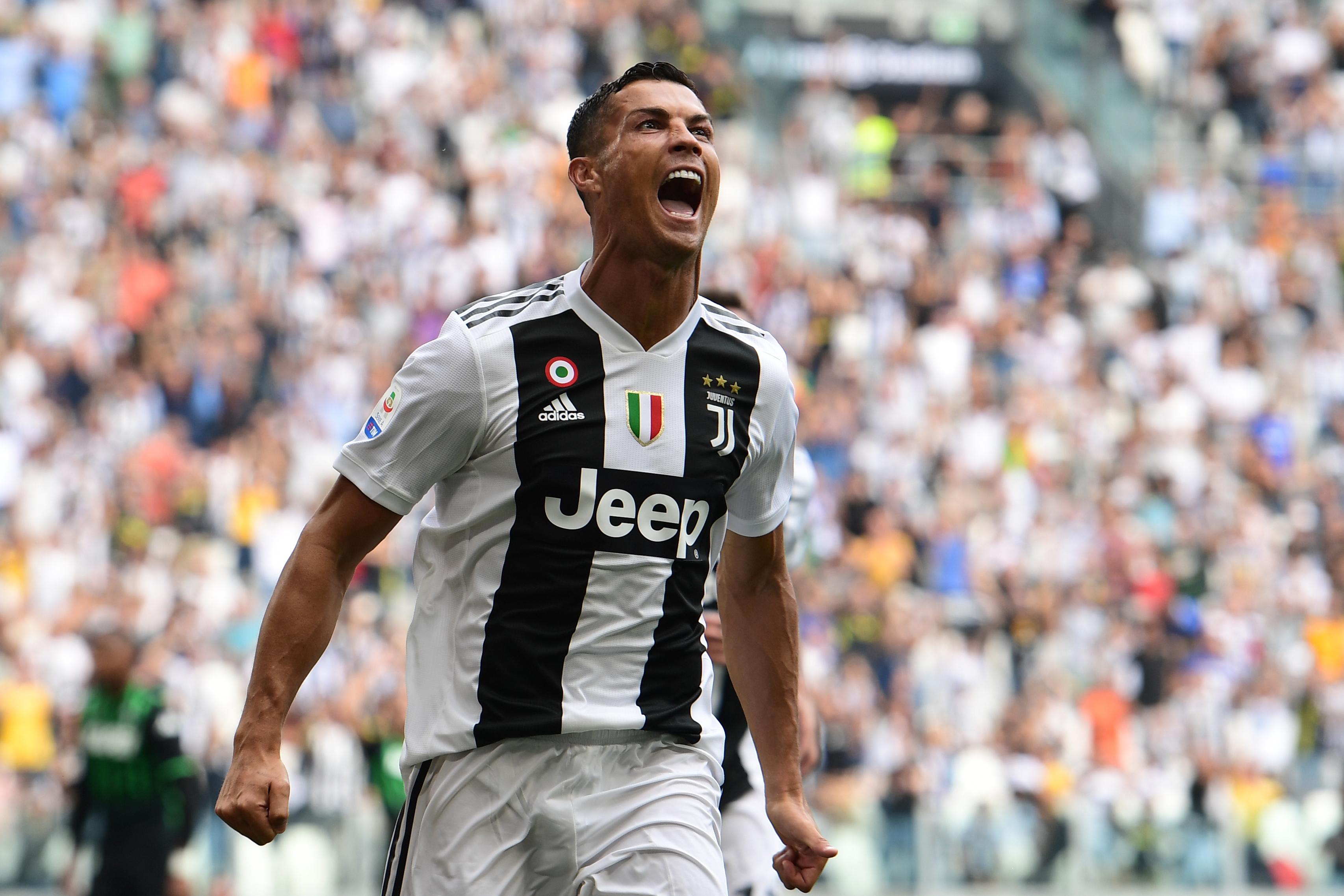 Ronaldo tokom proslave gola poljubio Dibalu u usta