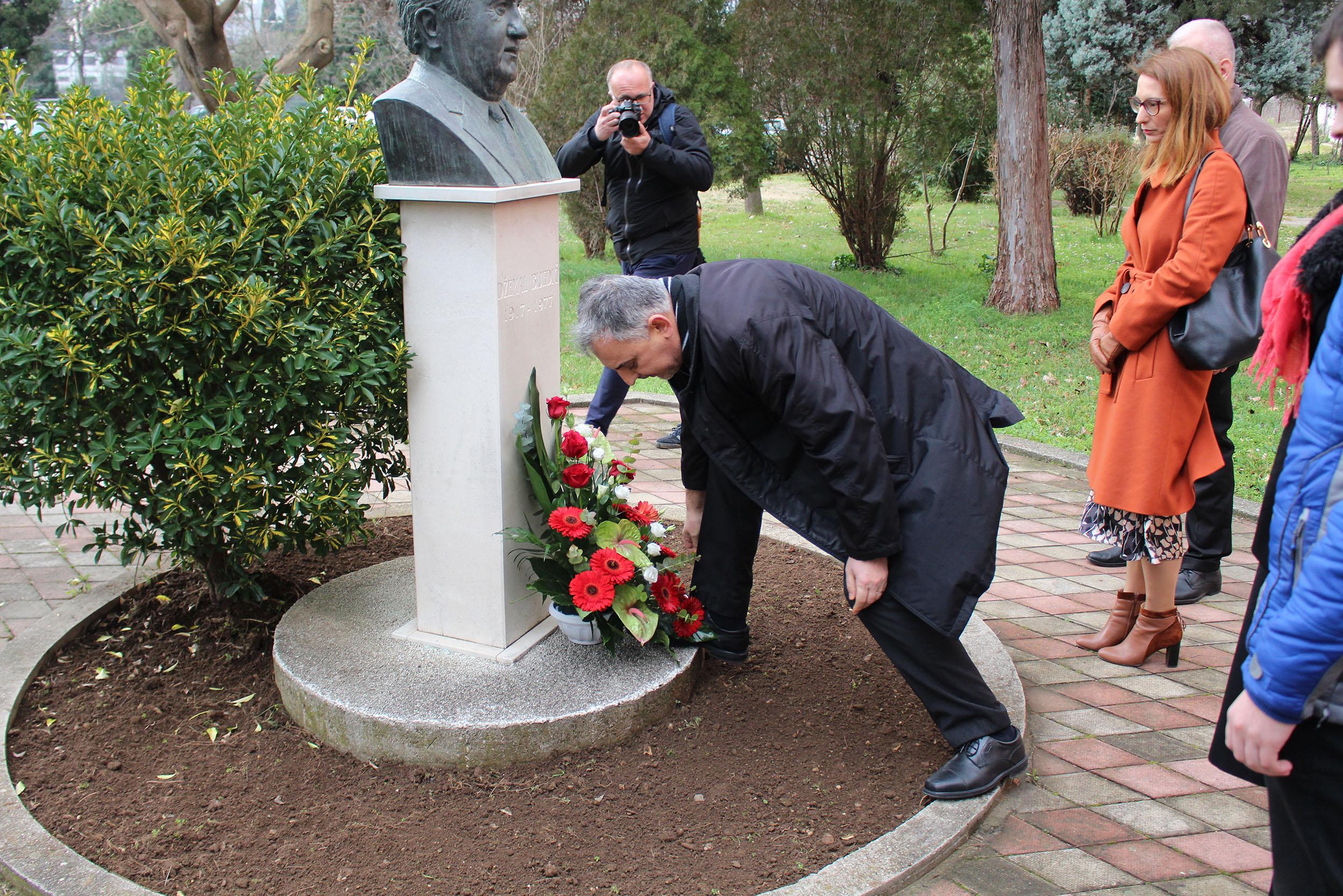 Polaganje cvijeća ispred biste Džemala Bijedića - Avaz