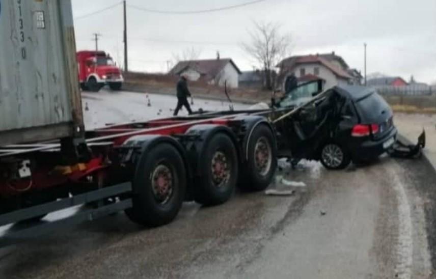 Stravična nesreća kod Cazina: Poginula jedna osoba u smrskanom Golfu