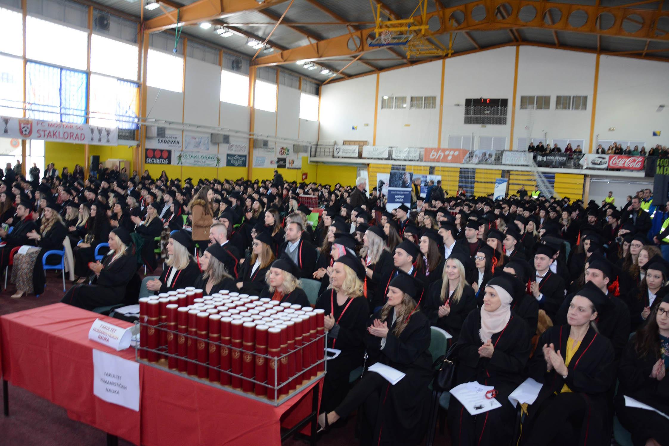 U Mostaru održana promocija 681 diplomanta i magistra struke