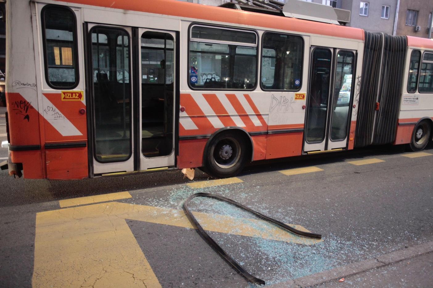 Razbijao trolejbus u Sarajevu pa uhapšen