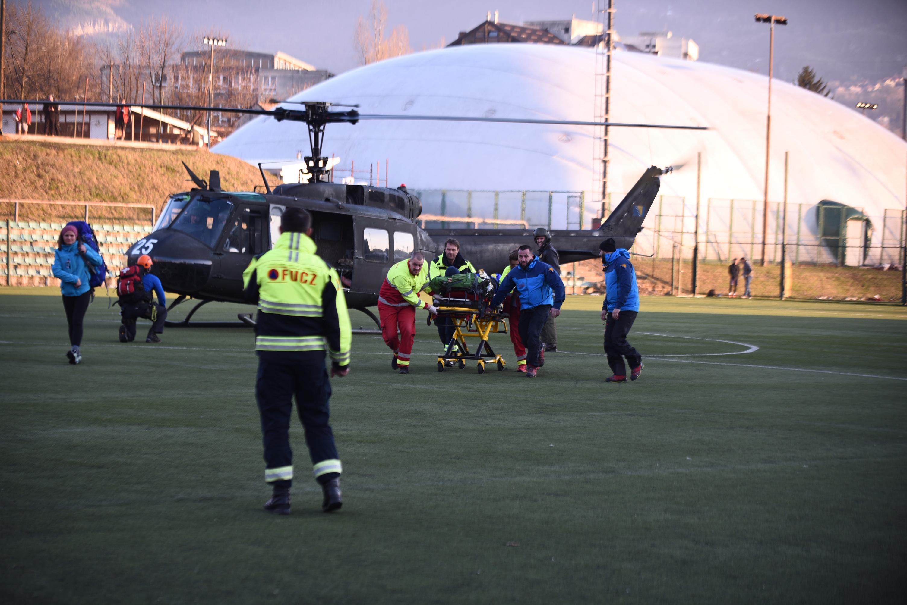 Helikopter sletio na Koševo, mladi planinar prebačen u KCUS