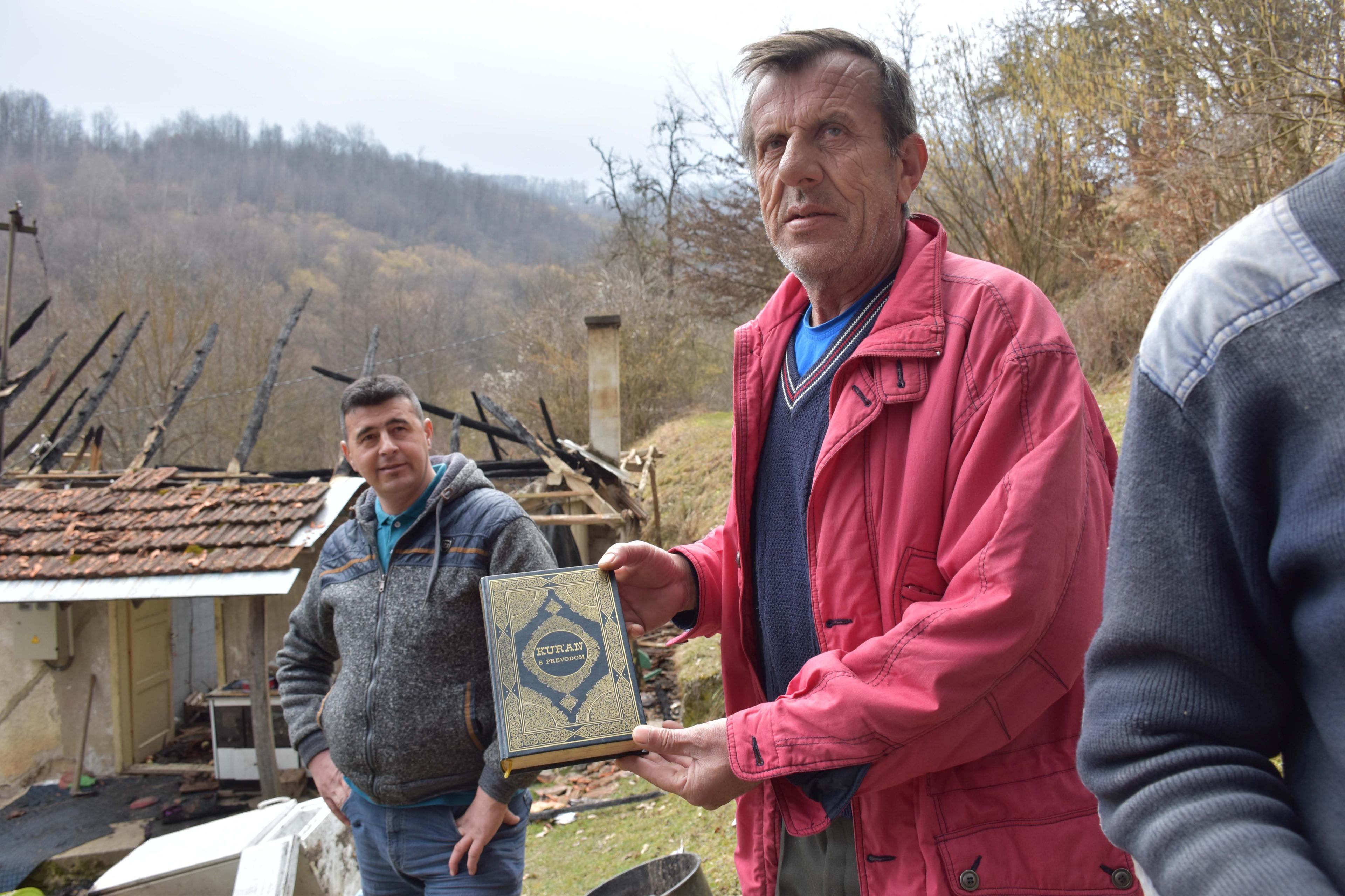 Selim pokazuje Kur'an nakon požara - Avaz