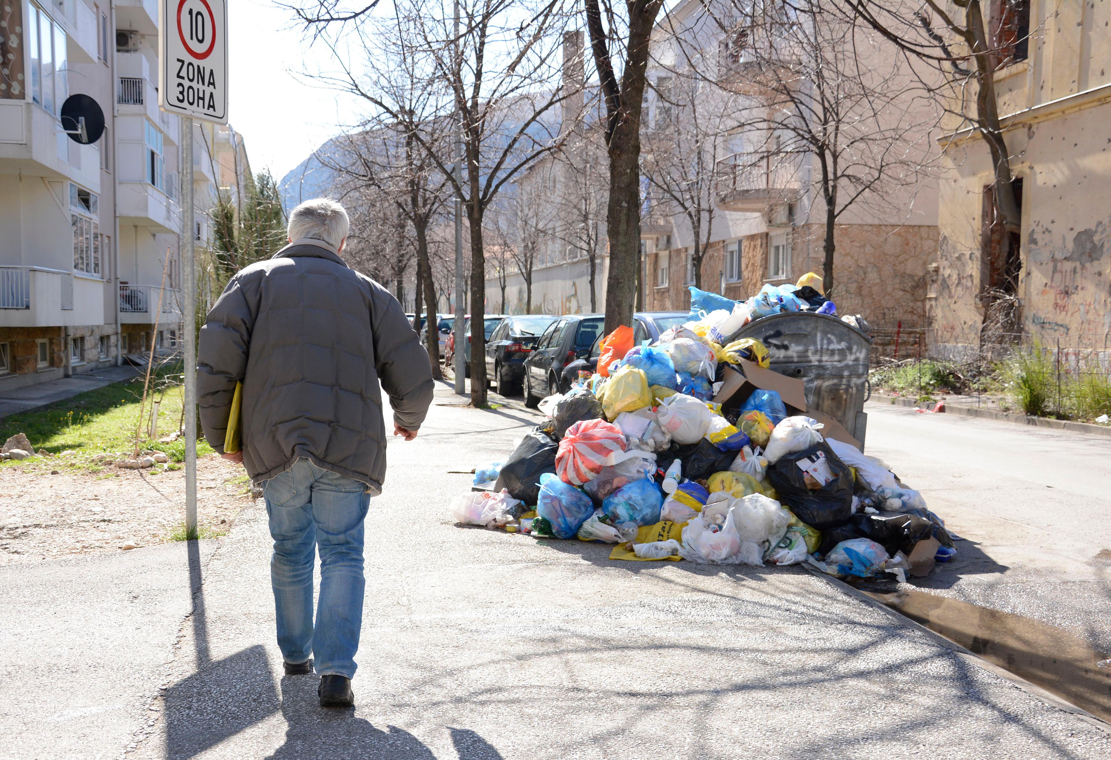 Više od hiljadu tona otpada na ulicama Mostara - Avaz