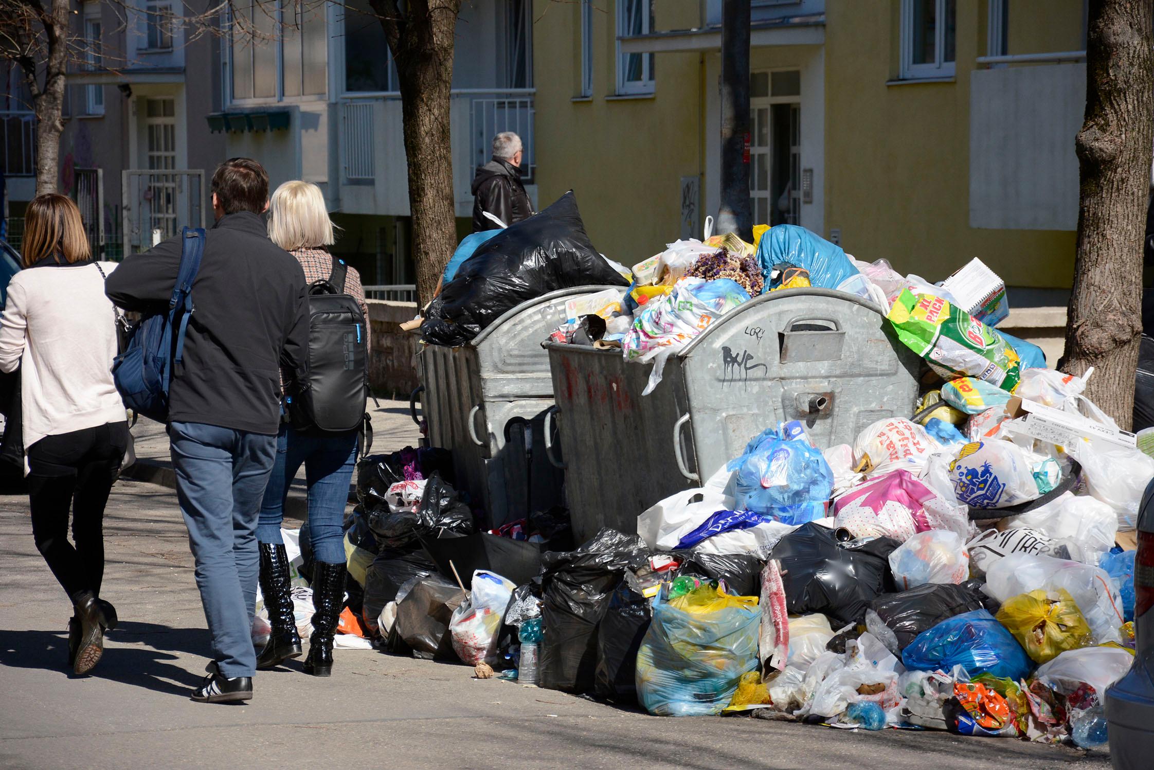 Grad se guši u smeću: Građani taoci - Avaz