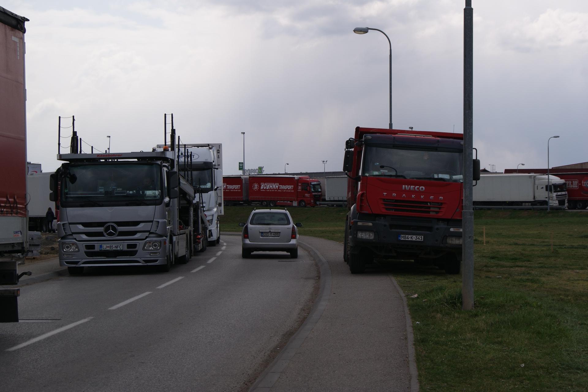 Nepregledne kolone kamiona u nekoliko ulica - Avaz