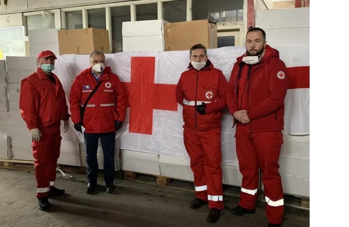 Volonteri pored paketa sa pomoći - Avaz