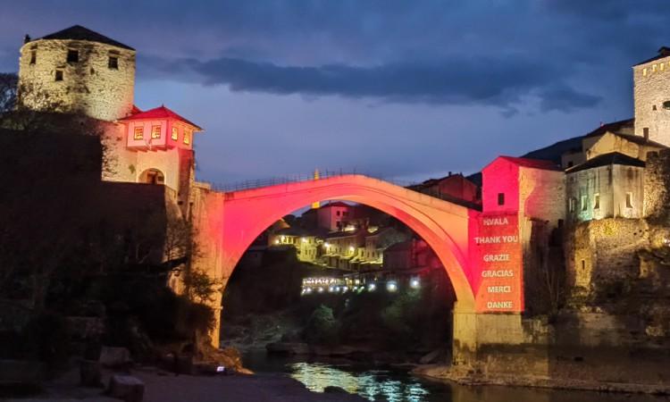 Mostar se zahvalio zdravstvenim radnicima: "Hvala, Thank you, Grazie, Gracias, Merci, Danke"