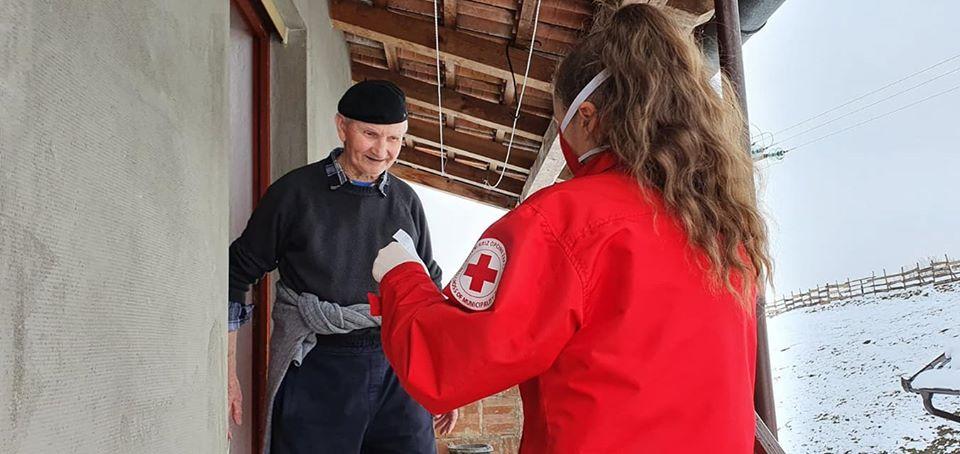 Mladi heroji u crvenom pomažu građanima