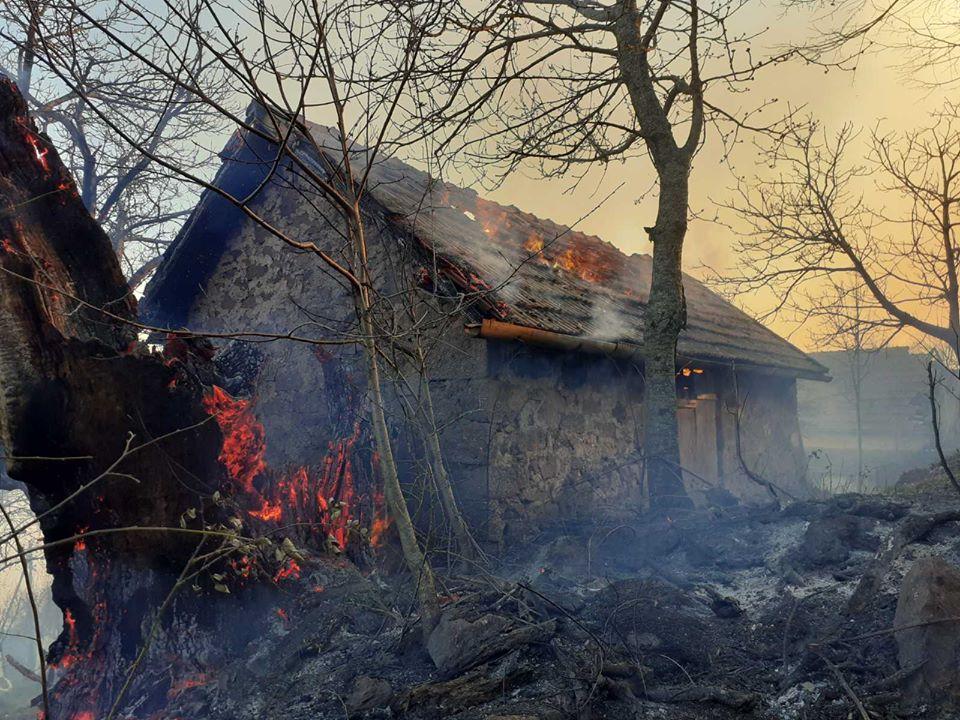 Izgorjele dvije nenastanjene kuće - Avaz