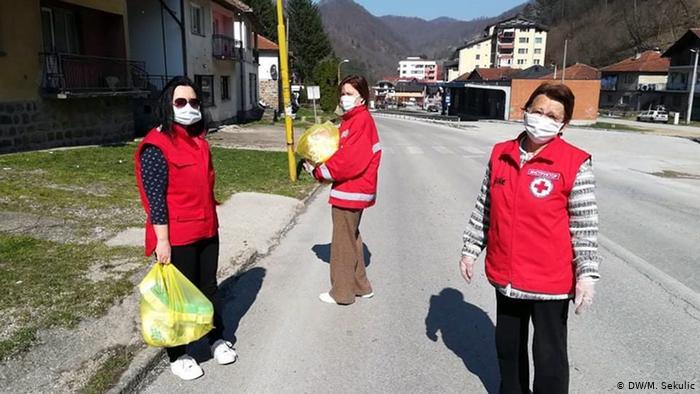 Dobrovoljci donose namirnice ljudima koji ne mogu sami u kupovinu - Avaz