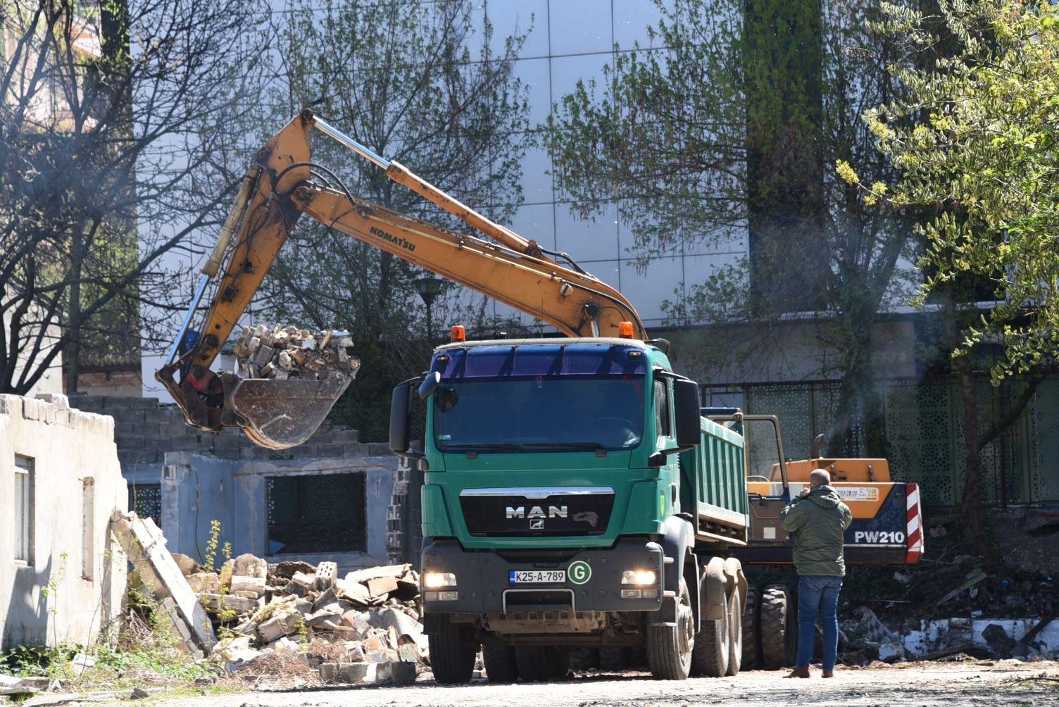 Nastavljeno rušenje objekata na trasi Prve transverzale