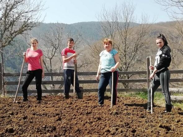 Zemlja hoće vrijedne ruke i đubre: I staro i mlado uzelo motiku